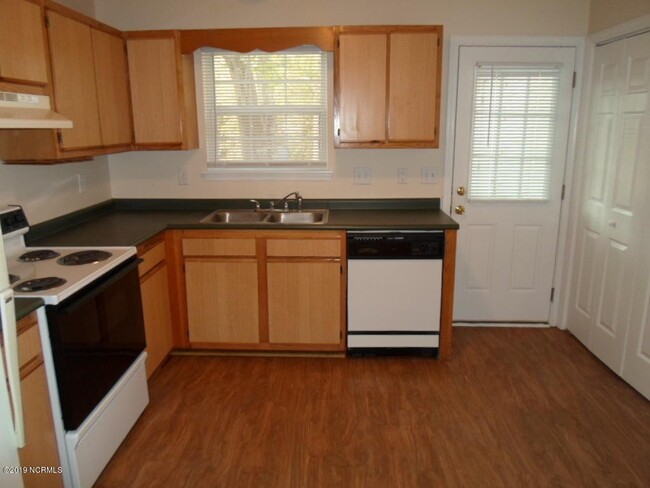 Building Photo - "Charming 2-Bed, 2-Bath Gem with Cozy Comf...