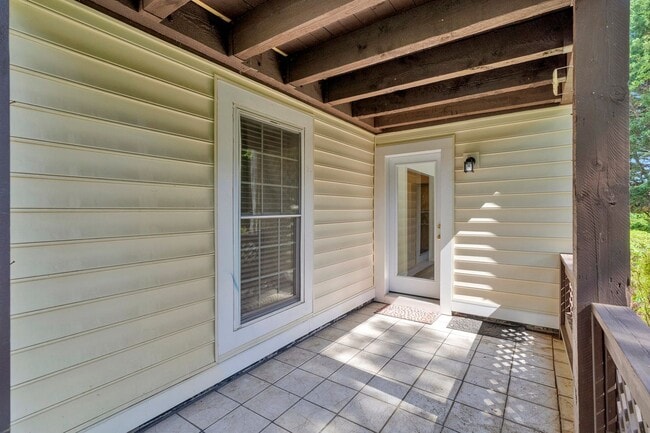 Building Photo - Bright & Cheery 2 BR 2 Bath Unit Available...