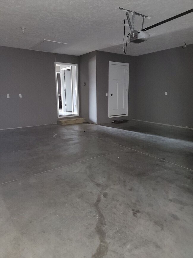 Building Photo - Beautiful & Spacious 3 Bedroom, 2 Bathroom...