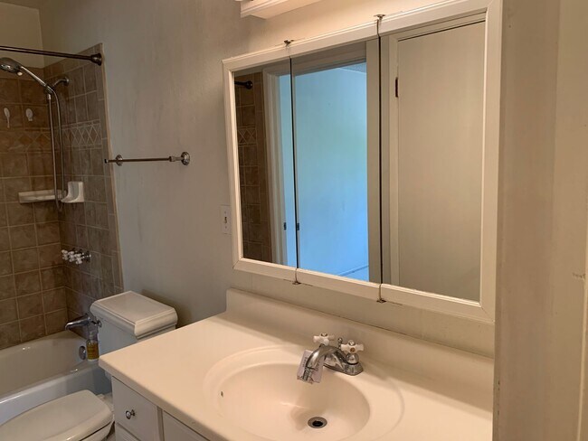 Building Photo - Adorable 3 Bed 1.5 Bath Covell Commons Condo ( fall Rental )