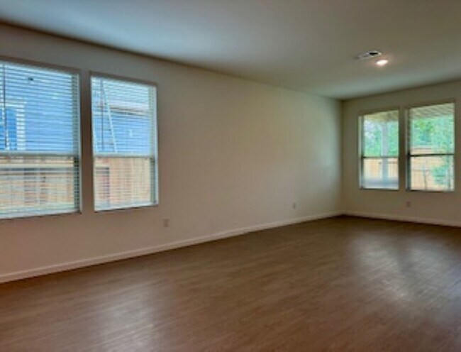 Building Photo - 500 Kinglet Dr