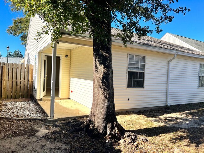 Building Photo - Charming home in Blue Pine Village!