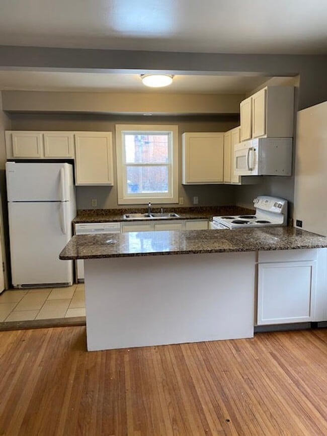 Building Photo - 4 bedroom house in St. Cloud