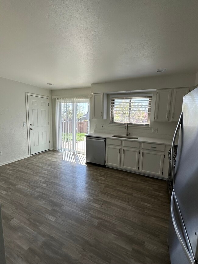 Building Photo - Spacious & Bright updated 3 bed 2 bath