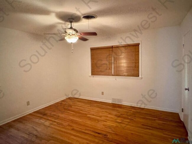 Building Photo - Beautiful 3 bedroom 2 bath brick home