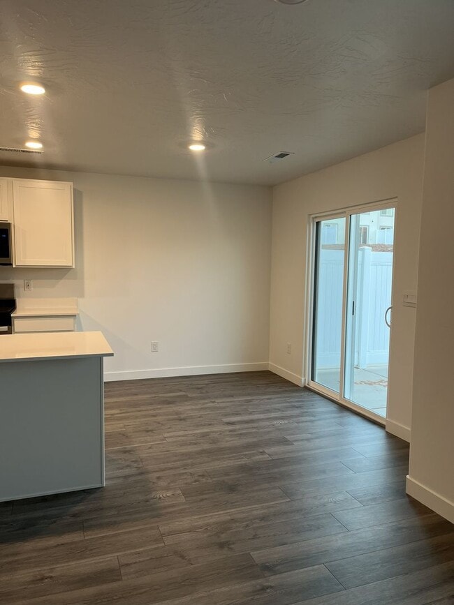 Building Photo - Beautiful 3 Bed Townhome with Amazing Amenities! 6 Month Lease