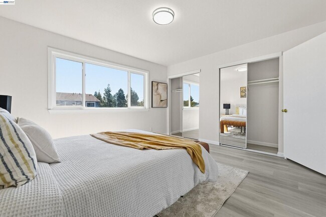 Building Photo - $3,150 / 2 BR - Updated Townhome in Prime Union City!