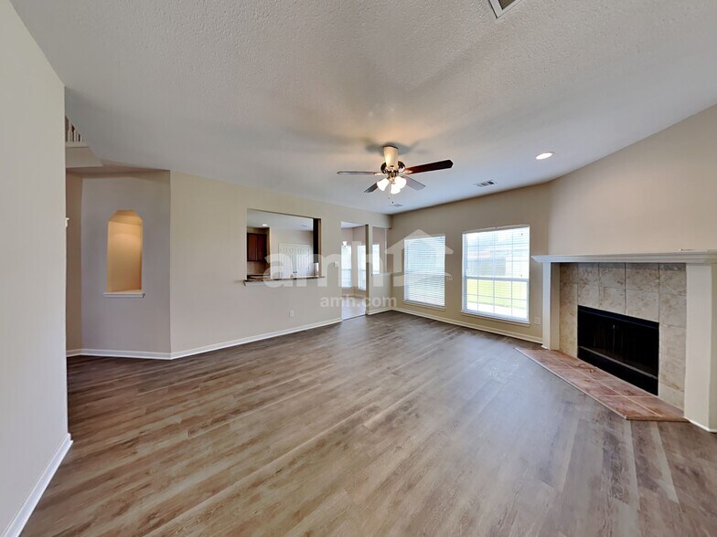 Building Photo - 501 Falcon Lake Dr