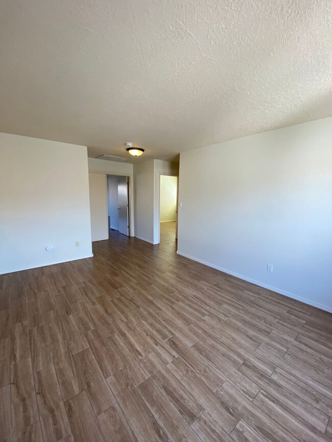 Building Photo - 3 bed 2.5 bath
