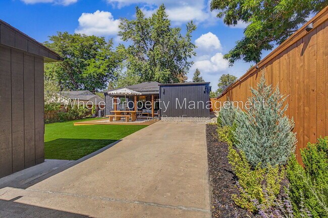 Building Photo - 3038 Sheridan Blvd