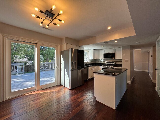 Building Photo - Stunning 4 Bed 2.5 Bath Single-Family Home...