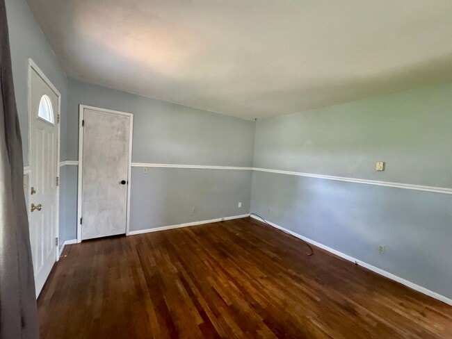 Building Photo - Renovated 2 bed 1 bath duplex near town ce...