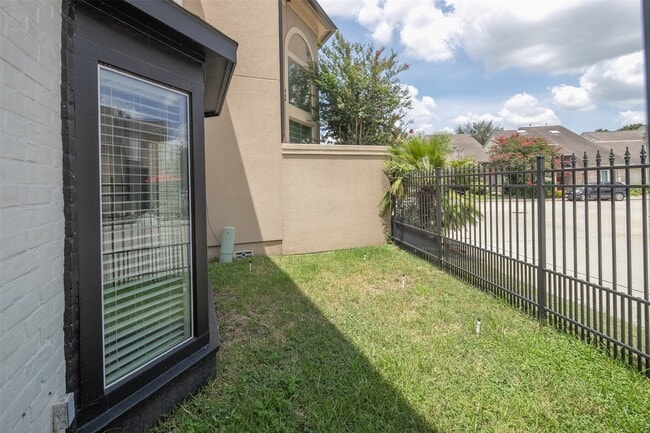 Building Photo - 9404 Denbury Way