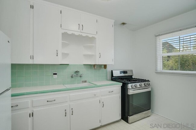 Building Photo - 5064 Marlborough Dr