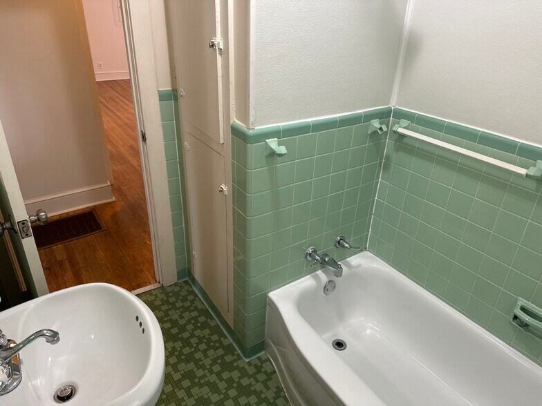 Building Photo - 205 Unaka St