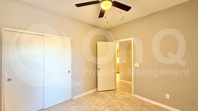 Building Photo - 805 S Sycamore