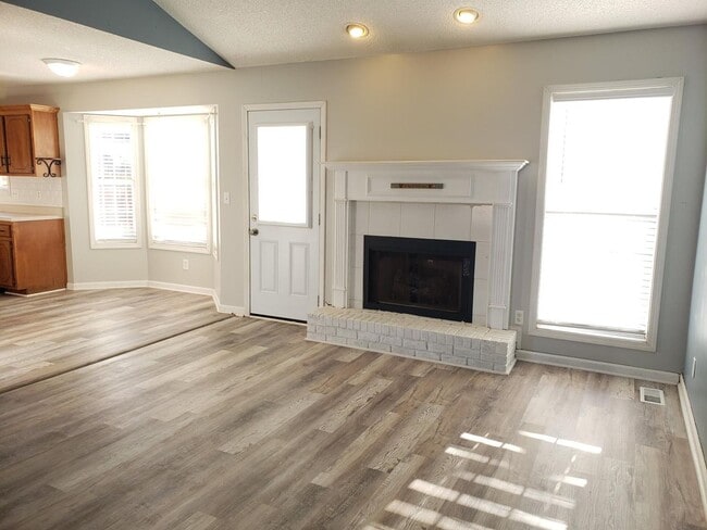 Building Photo - Close to Post! No Carpet! Lovely 3 Bed/2 Bath fenced in backyard!