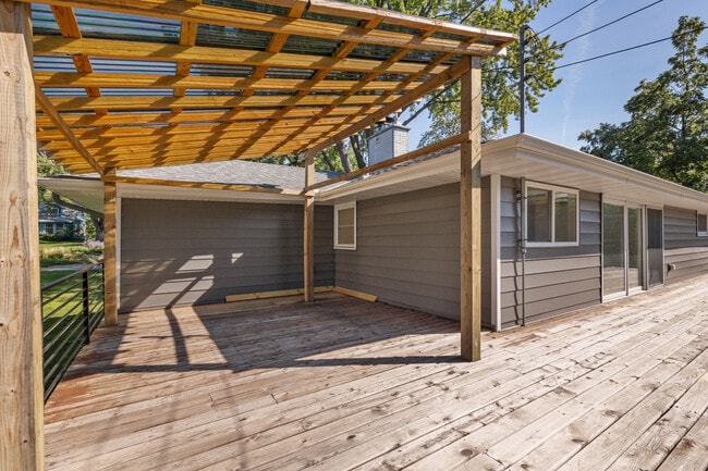 Building Photo - 10003 Crestridge Dr