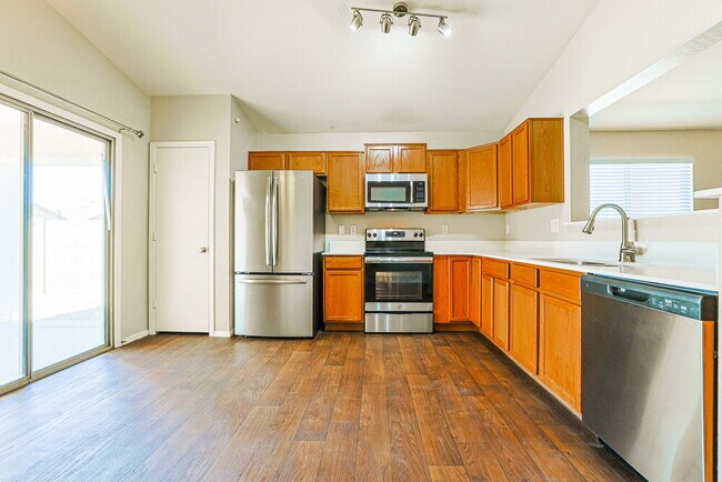 Building Photo - 1453 E Kelsi Ave