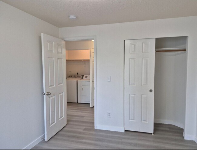 Building Photo - 3 bedroom - Move In Ready !!