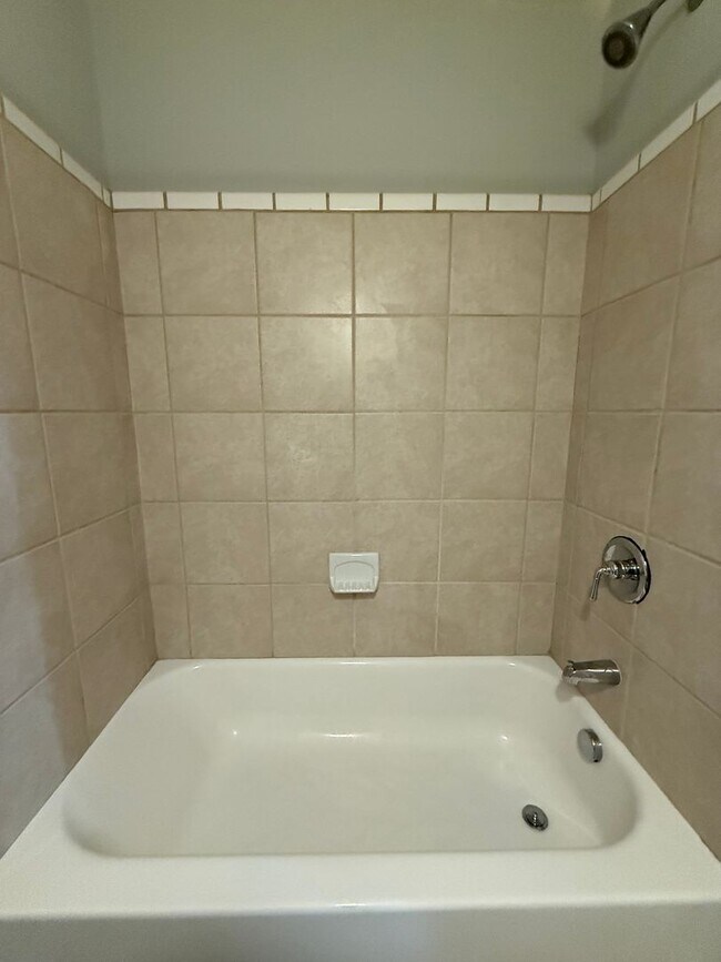 Building Photo - Completely Renovated 2 Bedroom / 2 Bathroom Apartment!