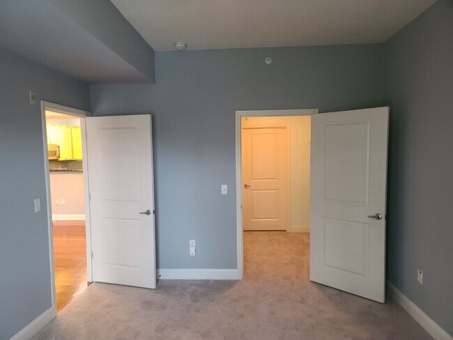 Building Photo - Gorgeous 1 bedroom, 1 bathroom condo in Mo...