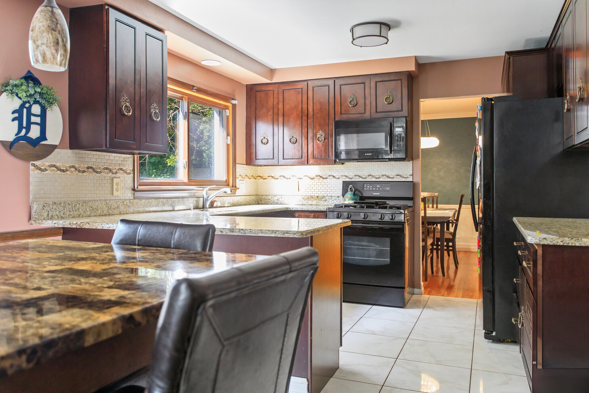 Building Photo - 4015 Pinehurst Dr