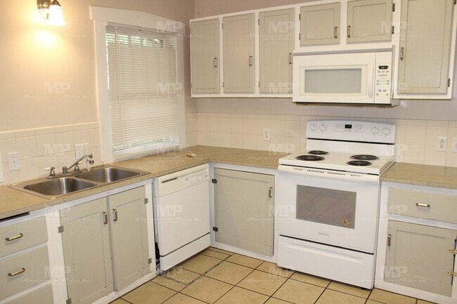 Building Photo - 639 S Whitcomb St