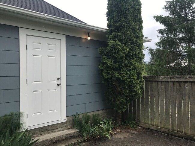 Building Photo - Available Now - 2bed, 1 bath house