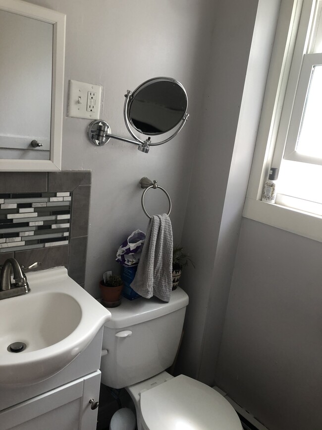 331 Unit 2 bathroom con't - 331 N Geneva St