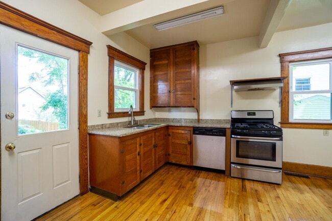 Building Photo - Available 8/1/26 - Spacious Three Floor Si...