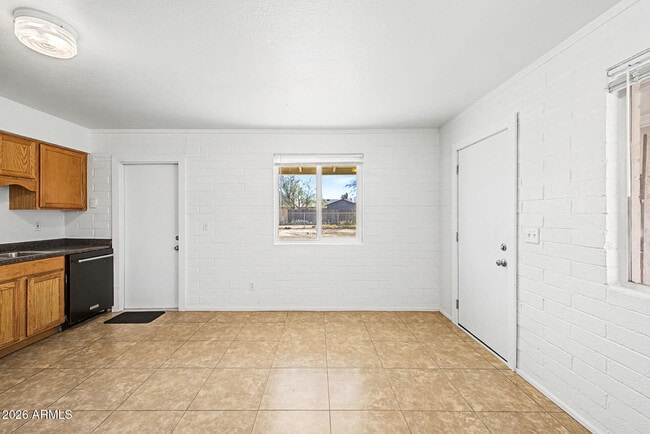 Building Photo - 1319 W Tulip Pl