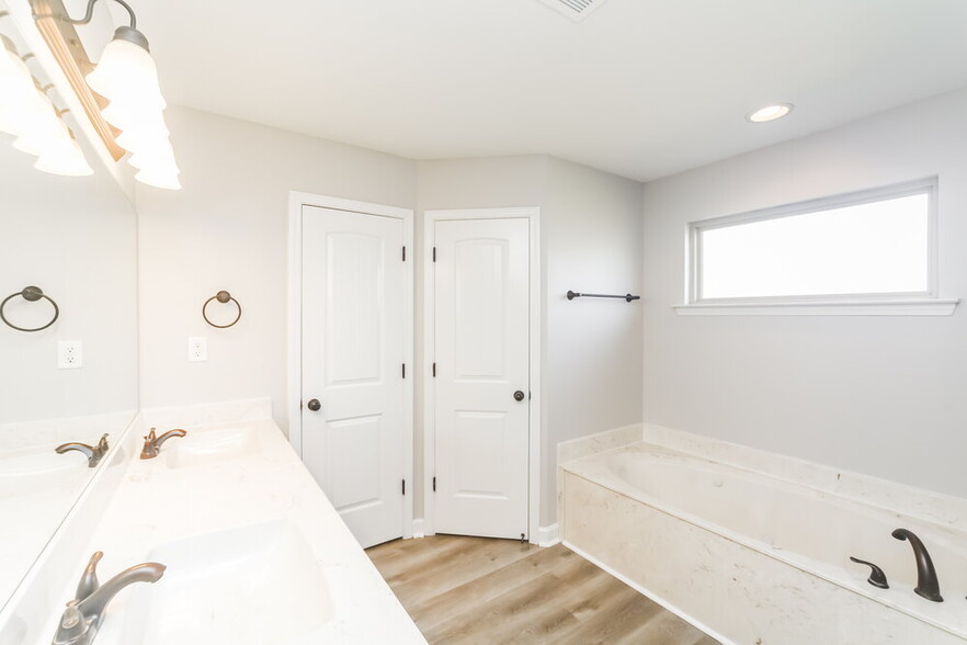 Building Photo - 7898 Ironwood Dr