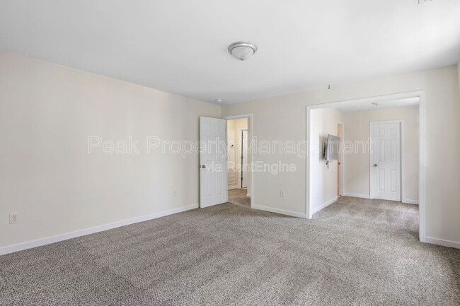 Building Photo - 819 Kinney St