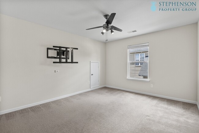 Building Photo - Freshly Remodeled 5 Bedroom with Primary B...