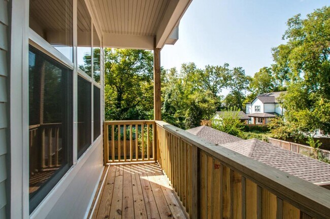 Building Photo - Stunner in the Arts District