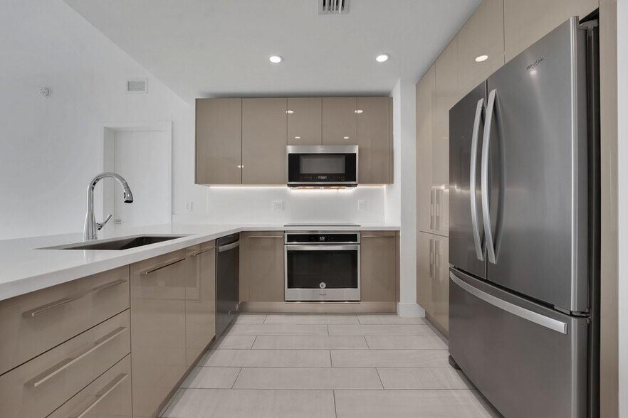 Primary Photo - 2000 Metropica Way