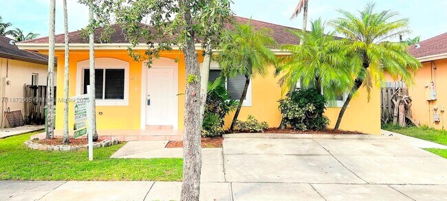 Building Photo - 208 SW 15th Pl