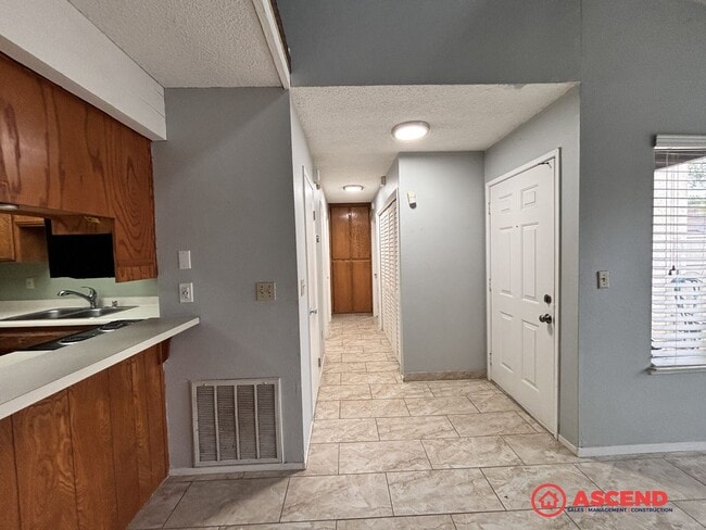 Building Photo - Cute 2 Bedroom Off Stockdale Hwy and California Ave!