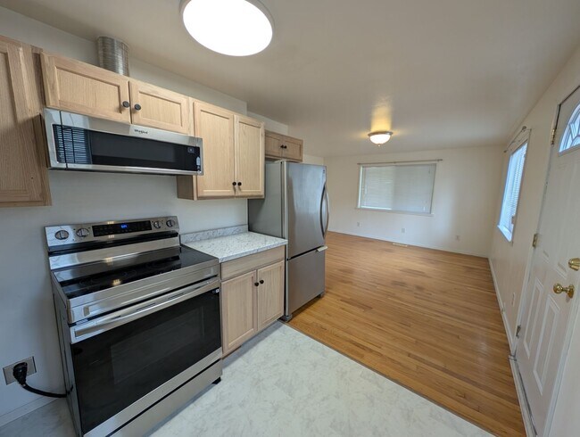 Building Photo - Federal Way One Bedroom Available Now! ALL...