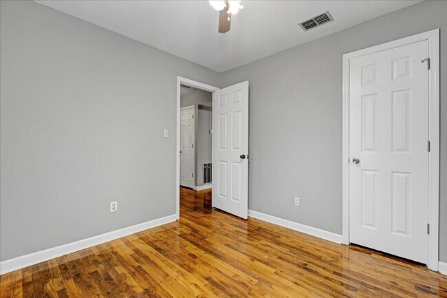 Building Photo - 3 bed 2 Bath house with fenced-in yard on Pepper dr! Available now!