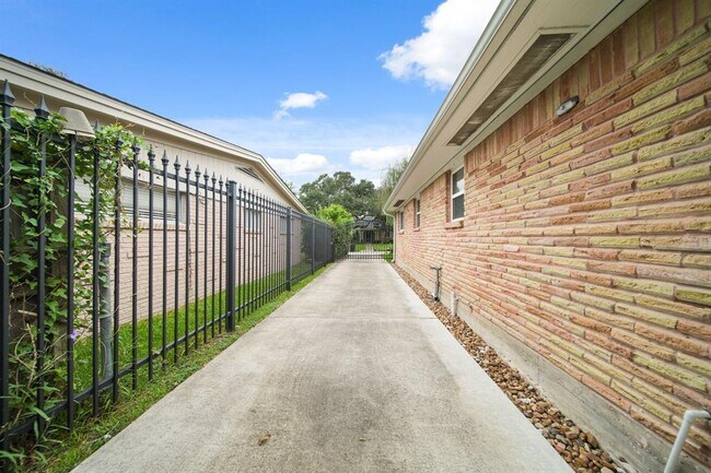 Building Photo - 4427 Sarong Dr