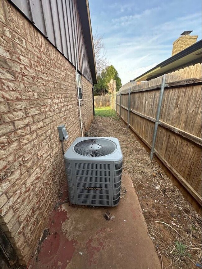 Building Photo - 4 Bed 2 Bath Available!