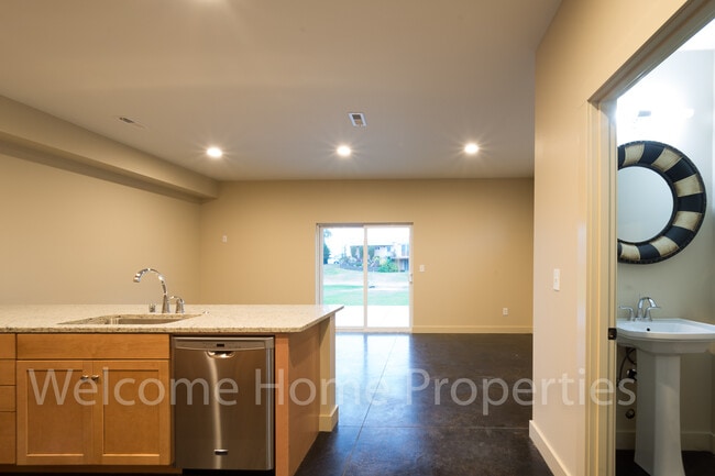 Building Photo - 72 NE Hadley Way
