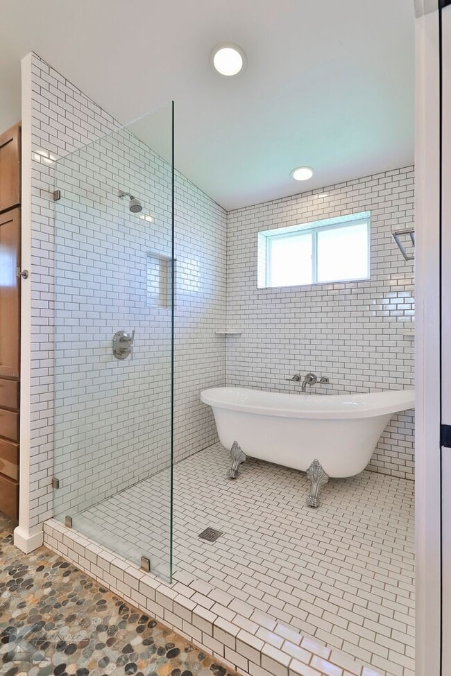 Building Photo - 3/2/2 duplex!  NEWLY UPDATED!