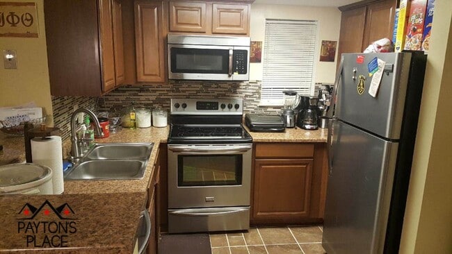 Building Photo - Spacious 2 Bedroom Condo with Parking in G...