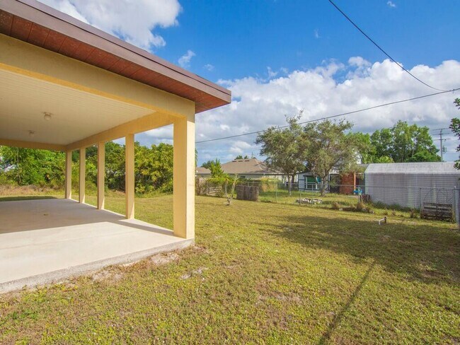 Building Photo - 2543 SE Price Ct