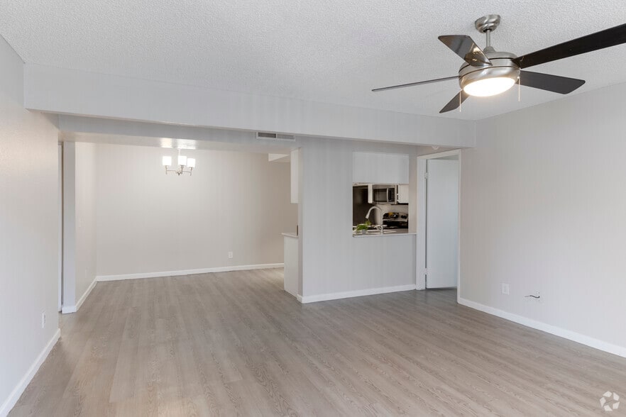 2BR, 2BA - 950SF - Living Room - Ventana Palms