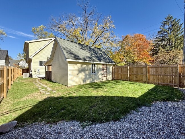 Building Photo - 718 Indianola Ave