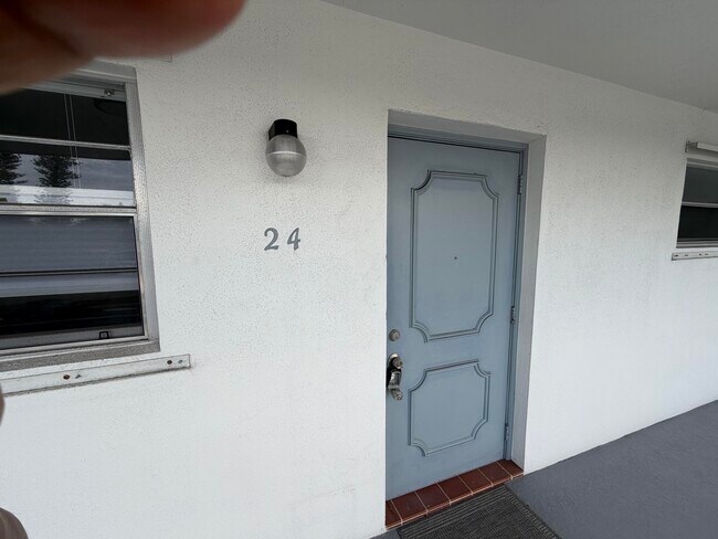 Building Photo - 420 W Palm St
